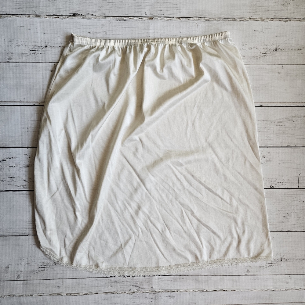 Vanity Fair‎ Lace Edged Slip Size Small